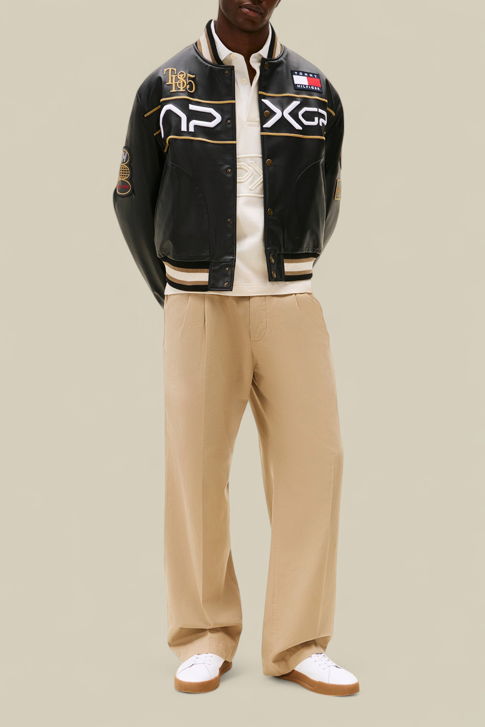 תמונת כל הלוק של טומי הילפיגר X סרט פורמולה 1 מכנסי צ'ינו